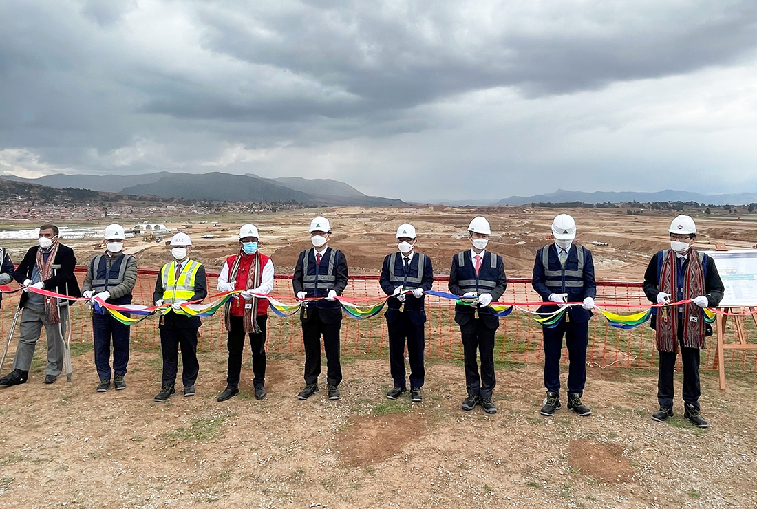 페루 현지에서 페루 친체로 공항 건설공사 착공식 기념사진을 촬영하고 있다. 윤영준 사장(오른쪽 다섯 번째)를 포함한 각 관계인사들이 촬영을 진행하고 있다.